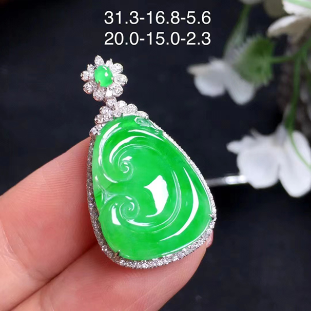 满绿翡翠如意吊坠，经典大方，18k金伴钻，配送银链，批发价：18800