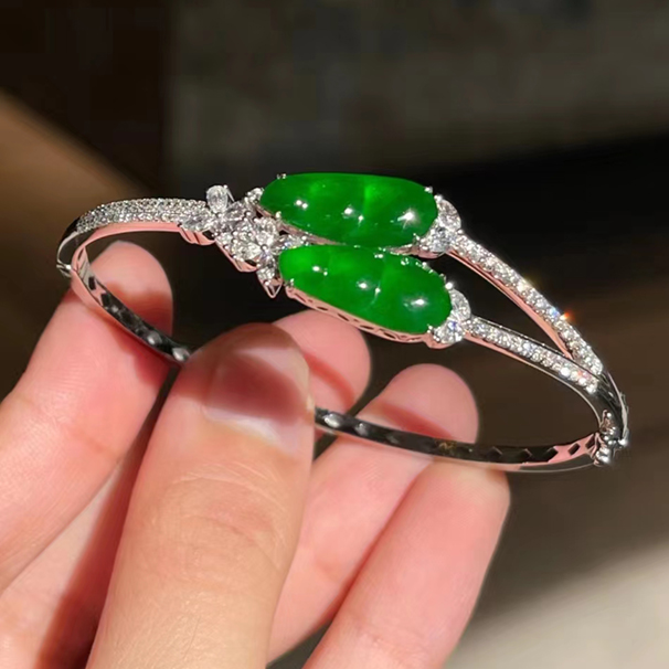 翡翠福豆手镯  色辣种好 仅几万 这个上手真的巨好看，时尚百搭款 裸石：16 6.9 2.5mm