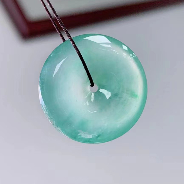 翡翠冰纯平安扣 非常饱满，光感超好，荧光漂亮。 尺寸23.8*6.3mm   小万