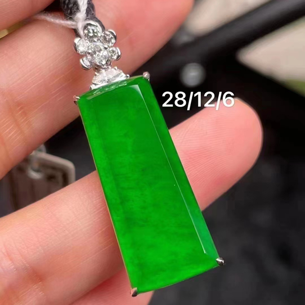 辣绿翡翠平安无事牌[色] 难得一遇的品质，佩戴收藏两不误！ 喜询