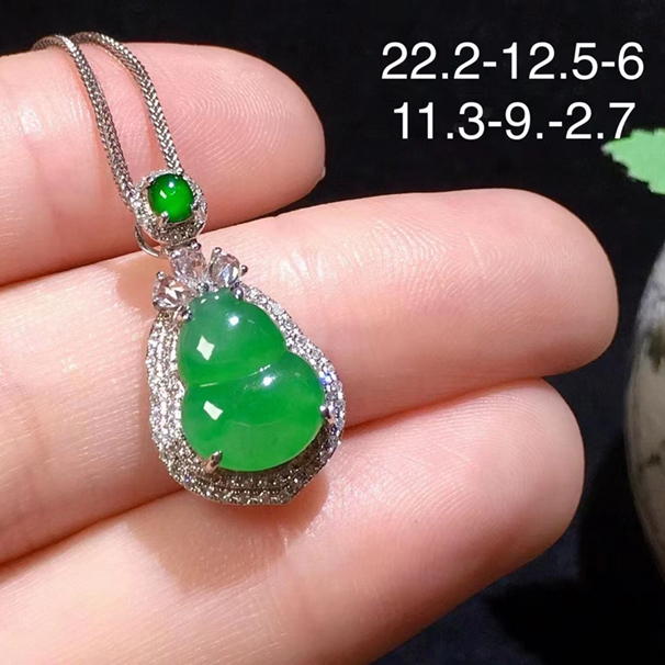 满绿翡翠葫芦吊坠，经典大方，18k金伴钻，送银链，葫芦饱满，无纹裂。 结缘价：5800。