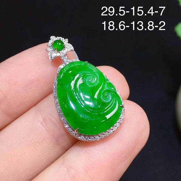 满绿翡翠如意吊坠，经典大方，这个颜色很亮，年轻妹纸可以冲。18k金伴钻，送银链，完美，无纹裂。 结缘价：15800