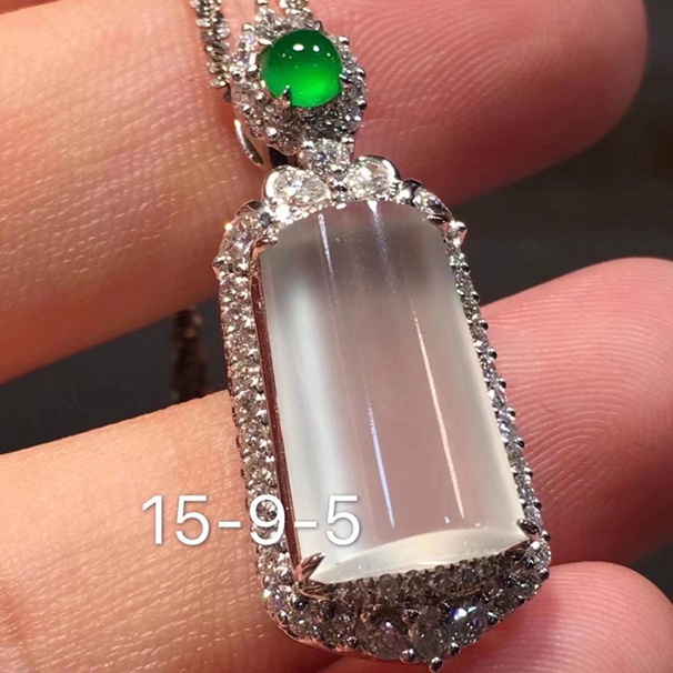 精品翡翠冰糖吊坠，冰透 厚度很ok，中万