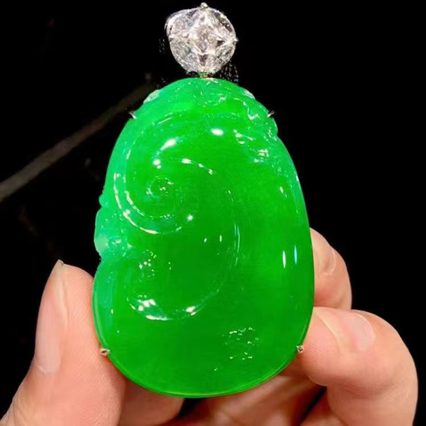 阳绿厚装如意吊坠 简约的镶嵌更显大气 喜询