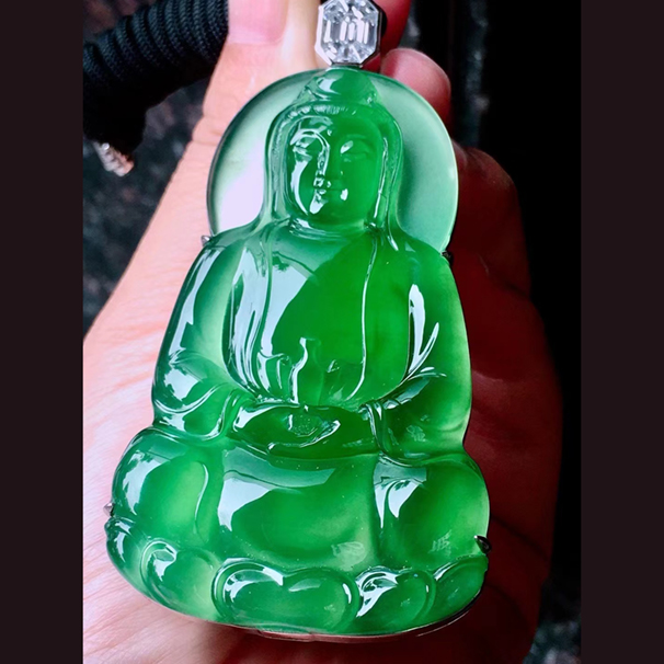 玻璃种翡翠一个佛同料的大观音 种水颜色形状整体都没话说！  整体：79.5*42.8*14.3 裸：68.8*42.8*7.8  六位数