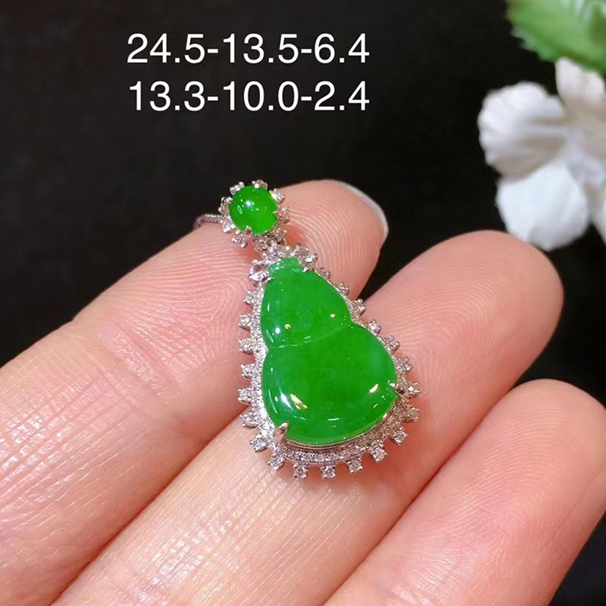 满绿翡翠葫芦吊坠，这个很有珠宝感，上身精致好看，18k金伴钻，送银链，无纹裂。 结缘价：6880