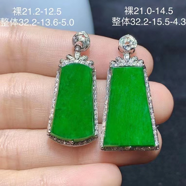 两块满绿翡翠无事牌 18k金镶嵌 左结缘价：5980 右结缘价：6880超值不议