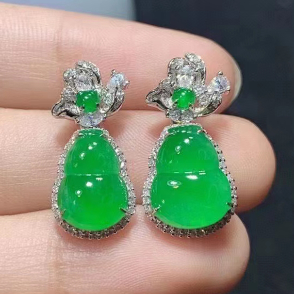 阳绿翡翠葫芦吊坠，这个太有高级珠宝的意思了，可以跟姐妹一起佩戴做姐妹狂  18k金镶嵌 11800/件 超值不议