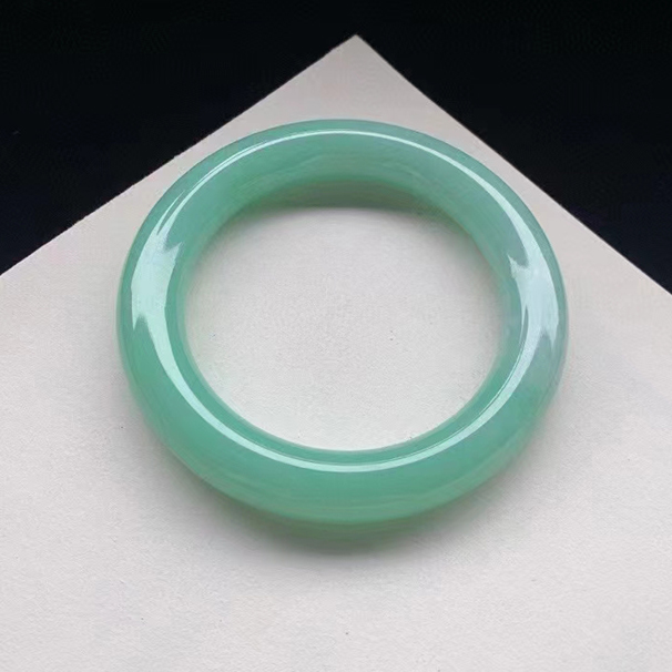 【满绿圆条翡翠手镯】 结缘价：4.8万 圈口 56.8-11.4 喜欢满绿的这条性价比很高