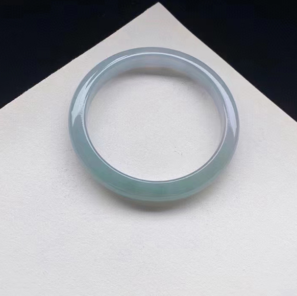 【冰蓝正圈手镯】 价格：18800小圈口 52.6-8-6.8  清新甜美，戴上年轻活力