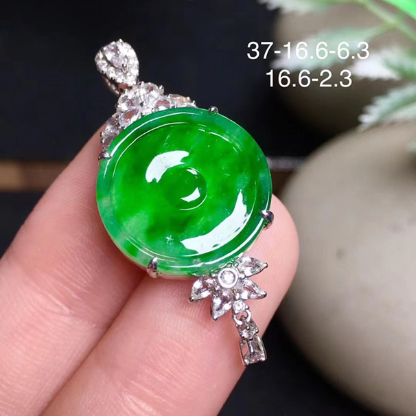 满绿平安扣吊坠，翠友必收款，珠宝感十足，18k金伴钻，送银链，无纹裂。 价格：19800