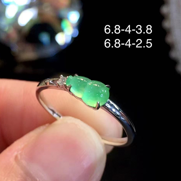 满绿葫芦戒指，耐看清新的颜色，18k金伴钻，无纹裂。