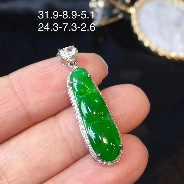 满绿福豆吊坠，颜色浓郁，款式简约大方，18k金伴钻，送银链，无纹裂。