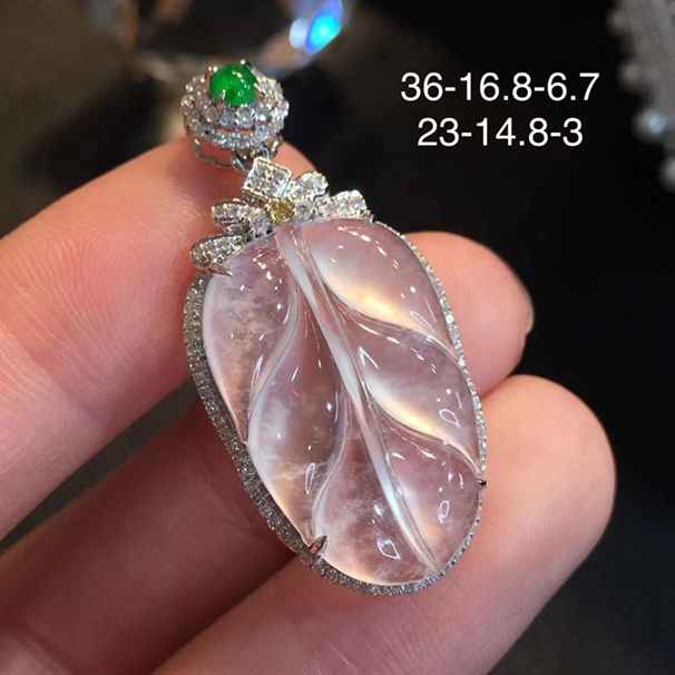 冰种翡翠叶子吊坠，很饱满的一颗叶子，形状规整，18k金伴钻，送银链。批发价：7680