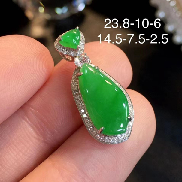 满绿翡翠吊坠，时尚大方，颜色种水都很赞，性价比[强]18k金伴钻，送银链，无纹裂。 批发价：6980