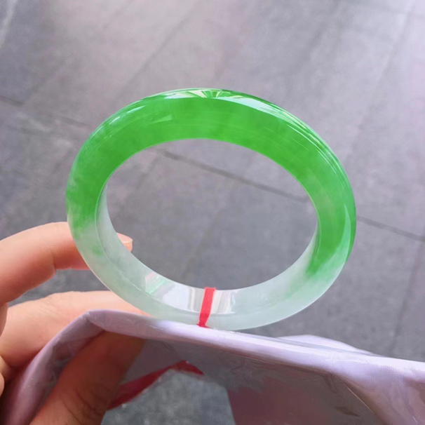 翡翠手镯正圈冰绿[爱心] 色泽鲜艳，品相好 尺寸：55.6-11.2-9.2