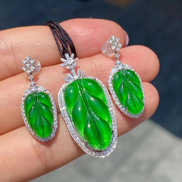 老坑种翡翠辣绿金枝玉叶套装 颜色种水一流，几万多块一套