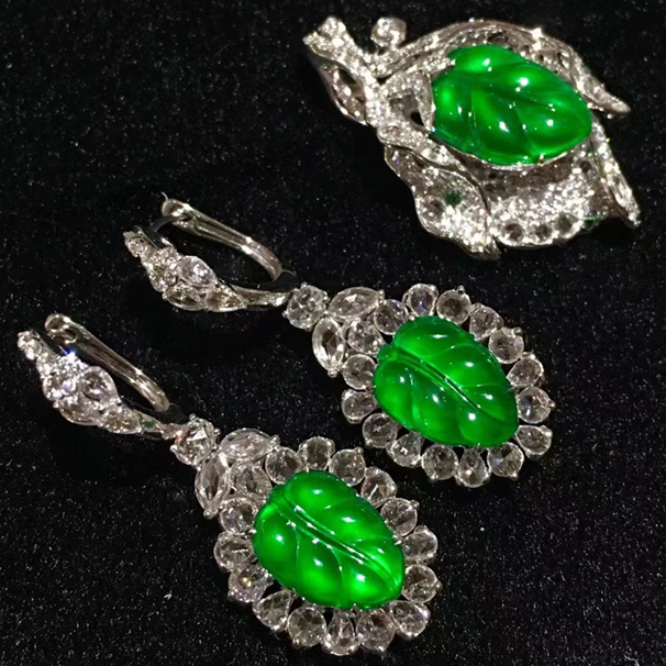 这一套满满的高级珠宝感 无论是翡翠的料子，颜色，种水 还是镶嵌用的钻石，设计等等都100分