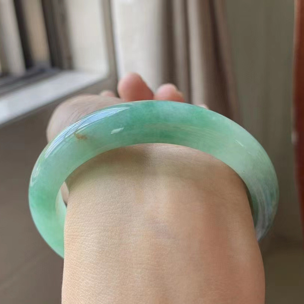 冰绿翡翠手镯，55-56正圈，55.4-12.2-8，种水很高，超值推荐！ 特价：16800秒