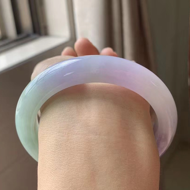 紫罗兰翡翠手镯，56-57正圈，56.7-11.2-9.5，水润粉嫩漂亮，超值，这条真的很美，对眼缘的可以入！ 特价：12800秒