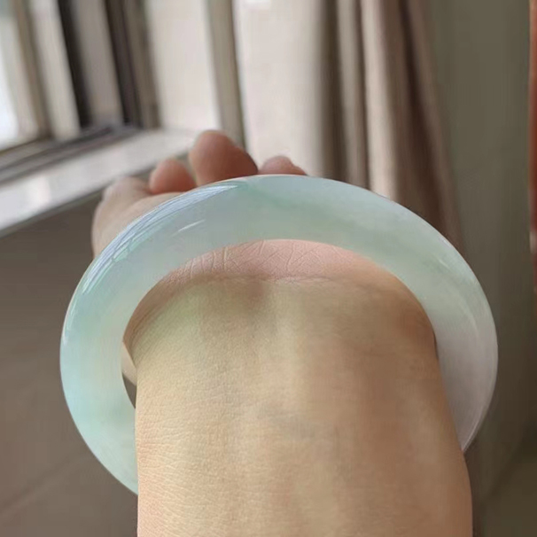 冰透浅绿翡翠手镯，54-55圆条，54.6-10.5-10，冰透小清新，夏天佩戴特别适合，圈口合适的来。~ 特价：13800秒