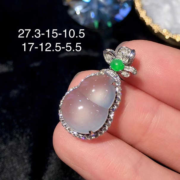 白冰葫芦翡翠吊坠，饱满规整一个，起光，18k金伴钻，送银链，无纹裂。 批发价：26800