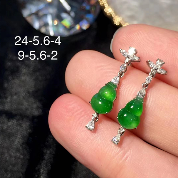 满绿翡翠葫芦耳坠，种老起光，很吸睛的一款耳钉，18k金伴钻，无纹裂。 批发价：14800