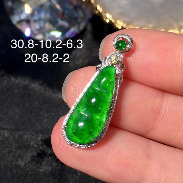 满绿翡翠福豆吊坠，种水很好所以能看到色棉，社交距离看不明显，这样的价格买这个种水色都值了！ 18k金伴钻，配送银链，无纹裂批发价：4980