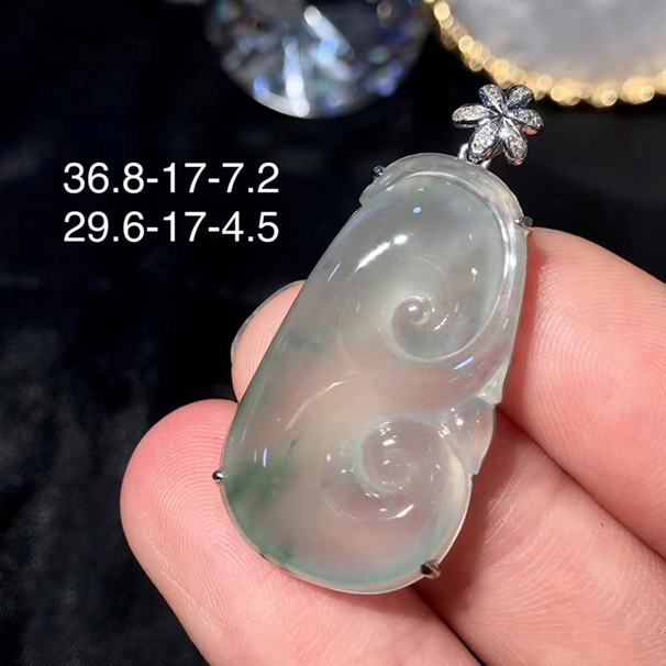 飘花翡翠如意吊坠，很大气的一枚吊坠，看上万品质。 18k金伴钻，配送银链，无纹裂。 批发价：6680