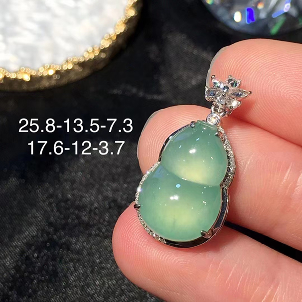 底色翡翠葫芦吊坠，胖嘟嘟的，形状规整，喜欢这种底色的可以闭眼入。 18k金伴钻，送银链，无纹裂 批发价：3880