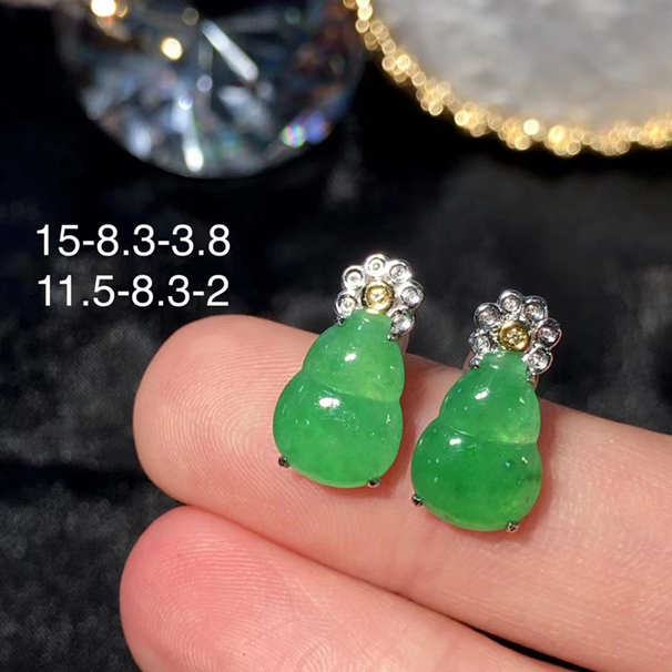满绿翡翠葫芦耳钉，上耳存在感很强，略有小色棉上耳不显，18k金伴钻，完美，无纹裂。 批发价：4080