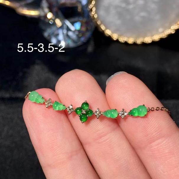 满绿翡翠葫芦锁骨链，性价比担当[强] 四个小蛋面4个小葫芦，佩戴精致好看百搭，18k金伴钻，完美，无纹裂。 批发价：6980