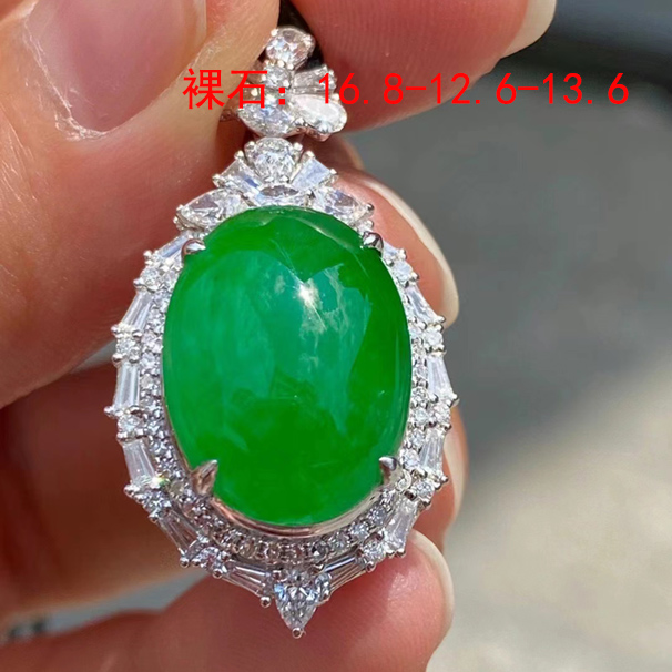 冰绿翡翠蛋面吊坠 不会很张扬但是一看就很上档次的吊坠