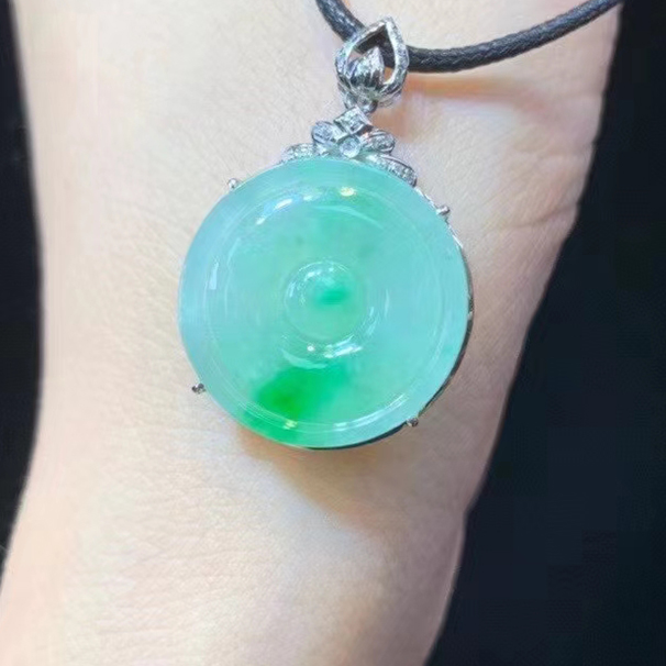 冰绿翡翠甜甜圈吊坠 冰飘绿非常有意境，佩戴清新大气 3380  性价比推荐