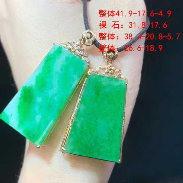 冰绿翡翠无事牌吊坠 两枚都挺大的 看眼缘选 左4680右6980