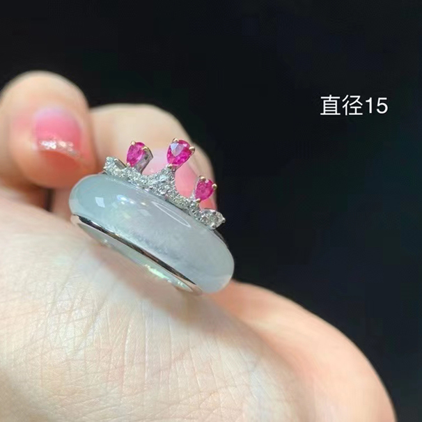 高冰翡翠戒圈  设计感满满 仙气飘飘 批发价：16800  这个佩戴真的太时尚了！