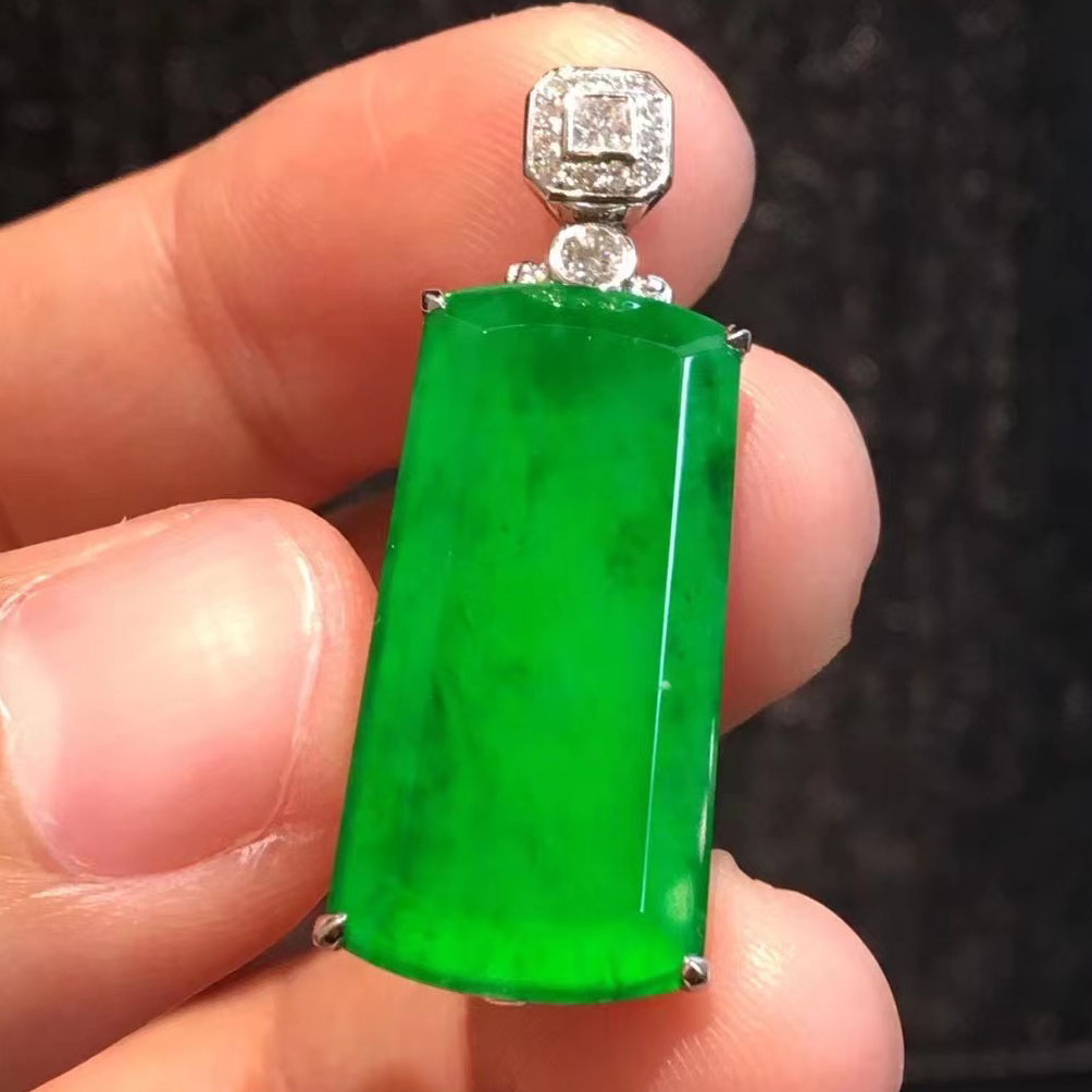 翡翠辣绿牌子 种水色都 小小的牌子 大大得品质 裸石：24.9 11.9 2.3mm 大五价