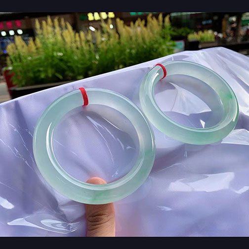 翡翠【手镯】高冰飘淡绿圆条 【圈口】58/12.2mm 【价格】小七 【描述】玉质冰透见底，刚性强，整圈泛起荧光，淡淡绿丝花色，灵动飘逸，优雅动人。