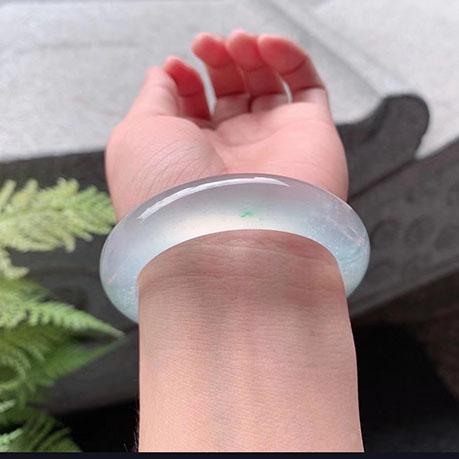 翡翠【手镯】高冰木那种水正圈 【圈口】52.4/12.5/8.8mm 【价格】六位数 【描述】老坑高冰雪花棉，水灵水灵的，润感超强，胶感十足，色融于种水里，清甜可人儿，上手端庄高雅