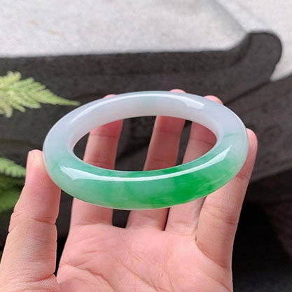 翡翠【手镯】阳绿色圆条 【圈口】56.8/11.6/11.4mm 【价格】小六价 【描述】奶白底，细腻温润，翠色阳艳纯正，楚楚动人，上手惊艳奢华，