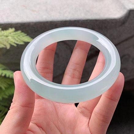 翡翠【手镯】果冻底色圆条 【圈口】56.8/12.3/11.7mm 【价格】小六价 【描述】果冻底，冰润起胶味儿，清新淡雅的底色，简洁大气
