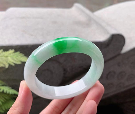 翡翠【手镯】阳绿正圈 【圈口】56.8/13.1/8.8mm 【价格】小六价 【描述】白底飘绿，阳绿娇艳夺目，上手端庄高贵