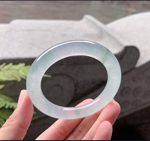 翡翠【手镯】冰种淡绿圆条 【圈口】55/10/10.6mm 【价格】小六价 【描述】莹润清透，种水佳，淡绿仿佛在水中绽放