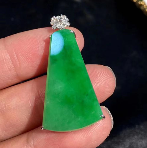 翡翠 满绿无事牌吊坠，形状规整饱满，18k金伴钻，配送银链，无裂纹。 8980
