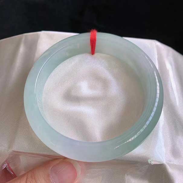 翡翠冰晴正圈手镯  尺寸：56.8/12.7/8.1 这个种水，如果不在意颜色追求种水的，小万价格选这个，圈口合适来询。 特价小万
