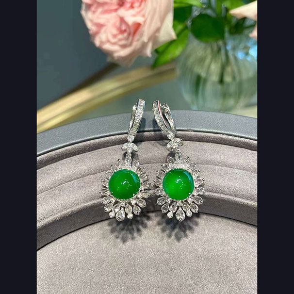 翡翠太阳花蛋面耳坠 高种色，配得上你最贵的那套晚礼服，也能跟你最爱的那条裙子相衬，这就是它的魅力 六位数