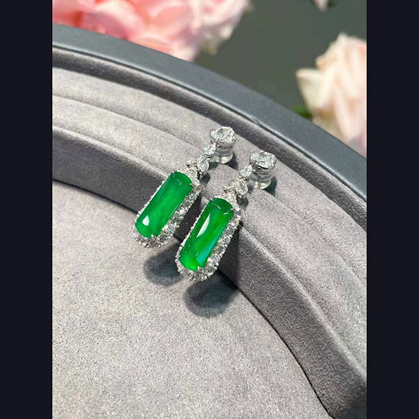 翡翠精致的方牌耳坠 种色好，佩戴很大牌风 喜询