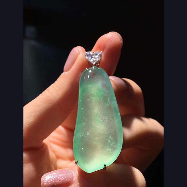 翡翠 玻璃种飘绿福瓜，种老刚性好 裸石尺寸:43.3 17.9 5.8mm 喜询~