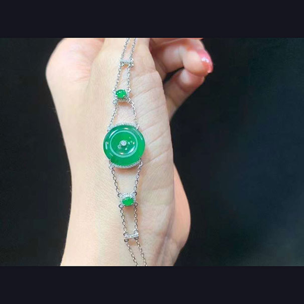 翡翠冰绿平安扣手链 满色扣子，搭配两个小绿蛋设计，佩戴可盐可甜，优雅百搭，性价比非常高！！ 8800