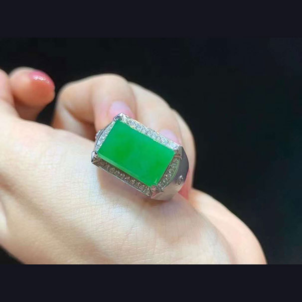 翡翠阳绿马鞍戒指   大气简约款式，佩戴霸气  22800